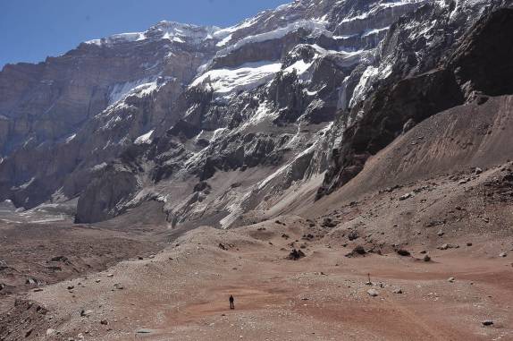 Área de acampamento conhecida como Paza Francia, em frente à parede sul do Aconcágua, região de Mendoza, no oeste da Argentina